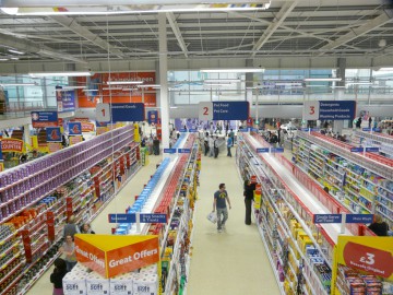 Tesco închide 13 magazine şi va concedia 500 de angajaţi